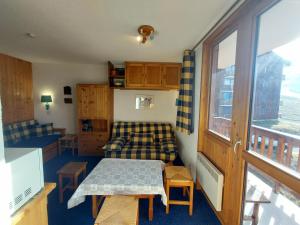 a room with a couch and a table and a window at Studio La Plagne, 1 pièce, 3 personnes - FR-1-351-64 in La Plagne