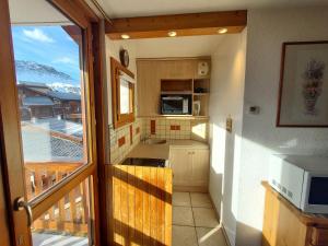 Studio La Plagne, 1 pièce, 3 personnes - FR-1-351-64にあるキッチンまたは簡易キッチン