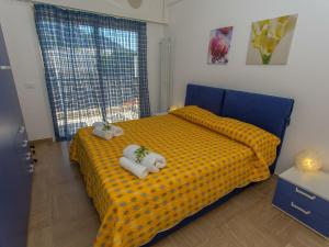 1 dormitorio con 2 animales de peluche en una cama en Appartement Menton, 3 pièces, 6 personnes - FR-1-196-165 en Menton