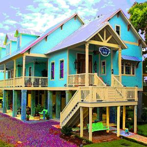 Un modelo de casa azul en de la Bleau B&B, en Mandeville