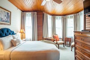 Postel nebo postele na pokoji v ubytování Gilbert Inn Seaside