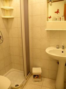 een badkamer met een douche, een toilet en een wastafel bij Appartamenti Holiday Housing Lipari Centro in Lipari