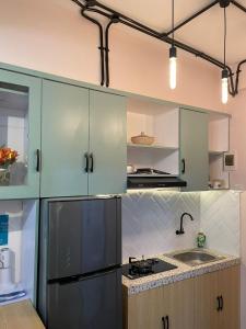 Η κουζίνα ή μικρή κουζίνα στο APARTEMEN MURAH DAN UNIK