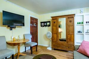 TV a/nebo společenská místnost v ubytování Gilbert Inn Seaside