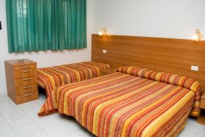 Postel nebo postele na pokoji v ubytování Hotel California