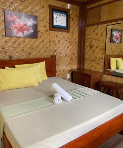 Un pat sau paturi într-o cameră la Chislyk Inn