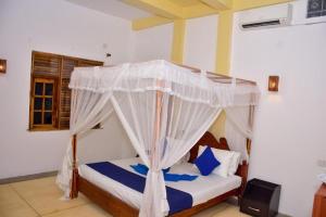 Letto o letti in una camera di Ocean Gate Villa Tangalle