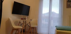 TV a/nebo společenská místnost v ubytování Lichtdurchflutetes Zimmer - Marienberg