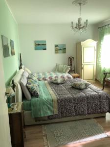 Schlafzimmer mit einem Bett und einem Kronleuchter in der Unterkunft Dimora Naviglio in Dolo