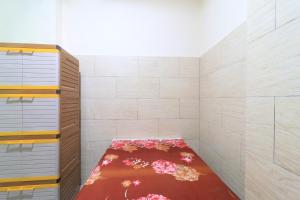 Un dormitorio con una cama con flores. en Eiffel Residence Batu Tulis 37 - Female Only en Yakarta