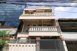 Casa con balcón frente a un edificio en Eiffel Residence Batu Tulis 37 - Female Only, en Yakarta