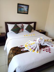 En eller flere senge i et værelse på Surya Inn