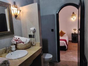Een badkamer bij Riad Dar Foundouk and Spa