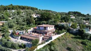 widok z góry na dom na wzgórzu w obiekcie Villa Marilena w mieście Peschici