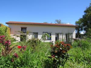 ein Haus mit Garten davor in der Unterkunft GITE BUCOLIQUE LES RONZIERES in Saint-Paul-dʼUzore