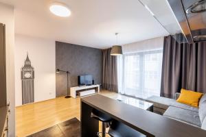 Televízia a/alebo spoločenská miestnosť v ubytovaní Apartament Just in Center