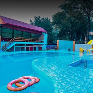 una piscina con anello in acqua di Eque Heritage Hotel & Resort a Lakshmanpur Bālāpāra