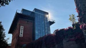 a tall glass building with the sun shining on it at Fronveste das alte Knasthaus in Meiningen