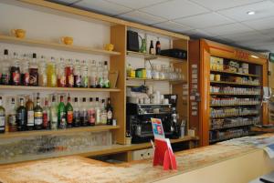 un negozio con molte bottiglie di alcol di Le Logis Charmant a Charmes-sur-Rhône