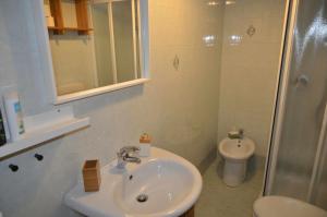un baño con lavabo e inodoro en SCroce Apt close to Prato della Valle, en Padua 41 fotos más
