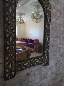 sala de estar con un espejo grande en la pared en حدائق إفران, en Ifrane