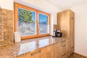 eine Küche mit einer Arbeitsplatte und einem Fenster in der Unterkunft Ferienwohnung Bernstein in Mittenwald