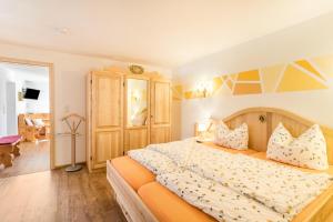 ein Schlafzimmer mit einem großen Bett in einem Zimmer in der Unterkunft Ferienwohnung Bernstein in Mittenwald