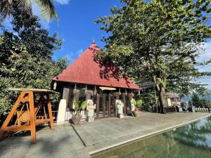 美娜多NDC Resort & Spa的游泳池旁一座红色屋顶的建筑 更多37张照片