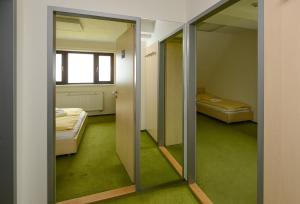 Postel nebo postele na pokoji v ubytování Horský Hotel Friesovy Boudy