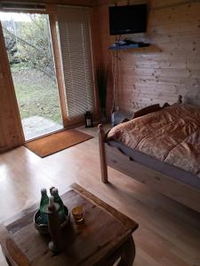 เตียงในห้องที่ 25 qm Holz Bungalow, Garten-Grill, Gehoben, Optimiert, Massivholzbett