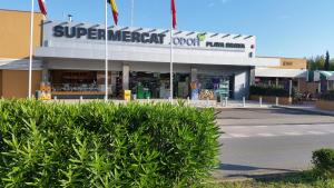 Supermarket nebo jiné obchody v  kempu nebo okolí