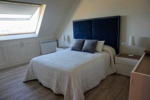 A bed or beds in a room at Perla del Cantábrico