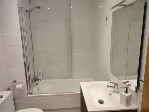 A bathroom at Perla del Cantábrico