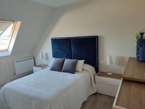 A bed or beds in a room at Perla del Cantábrico