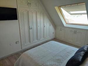 A bed or beds in a room at Perla del Cantábrico