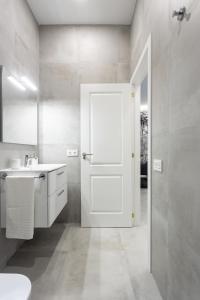 Ett badrum på Home2Book Stunning Apartment Monterosso