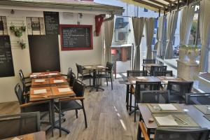 a dining room with tables and chairs in a restaurant at Le Relais Basque in Hagetmau