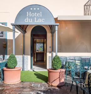 a hotel au lac entrance with chairs and tables at Hotel Du Lac Menaggio in Menaggio