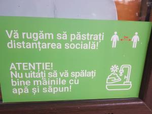 um sinal para uma casa de banho com um sinal para um WC em Hotel Cornul Vanatorului em Piteşti