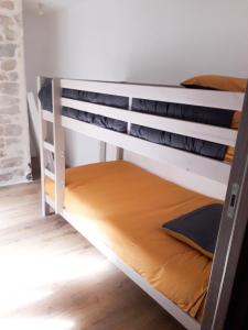 Postel nebo postele na pokoji v ubytování Gîte des Augustins