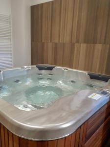 un jacuzzi con dos tazones. en Gîte des Augustins - gitesdesbalcons-com, en Crémieu