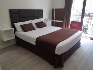 A bed or beds in a room at BCN Urbaness Hotels Bonavista