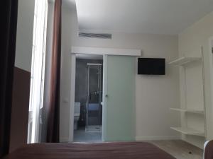 A television and/or entertainment centre at BCN Urbaness Hotels Bonavista