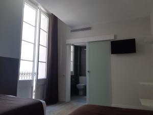 A television and/or entertainment centre at BCN Urbaness Hotels Bonavista