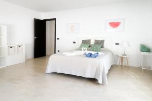ein weißes Schlafzimmer mit einem großen weißen Bett. in der Unterkunft Villa Haygón Private heated pool, bbq & sauna in San Vicente del Raspeig