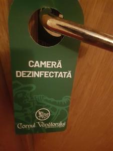 una manija verde con una tarjeta verde en ella en Hotel Cornul Vanatorului, en Piteşti