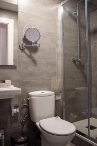 A bathroom at BCN Urbaness Hotels Bonavista