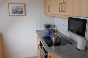 PommerbyにあるFerienwohnung Gartenblickのシンクとコンロのあるキッチン トップオーブン