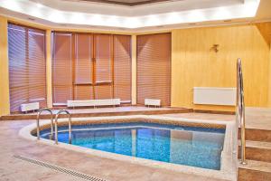 uma grande piscina num quarto com paredes de madeira em Hotel Kopa - Lviv em Lviv
