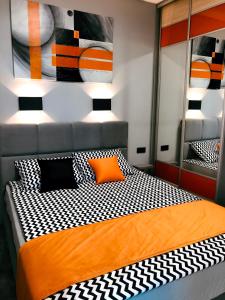 Posteľ alebo postele v izbe v ubytovaní APARTAMENT ELEGANCE ORANGE w Nautica Resort